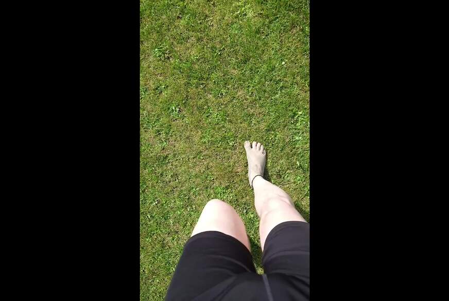Nylonj***e: Strandspaziergang mit d*****gen Füßen