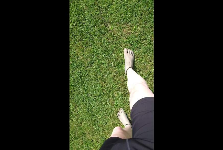 Nylonj***e: Strandspaziergang mit d*****gen Füßen