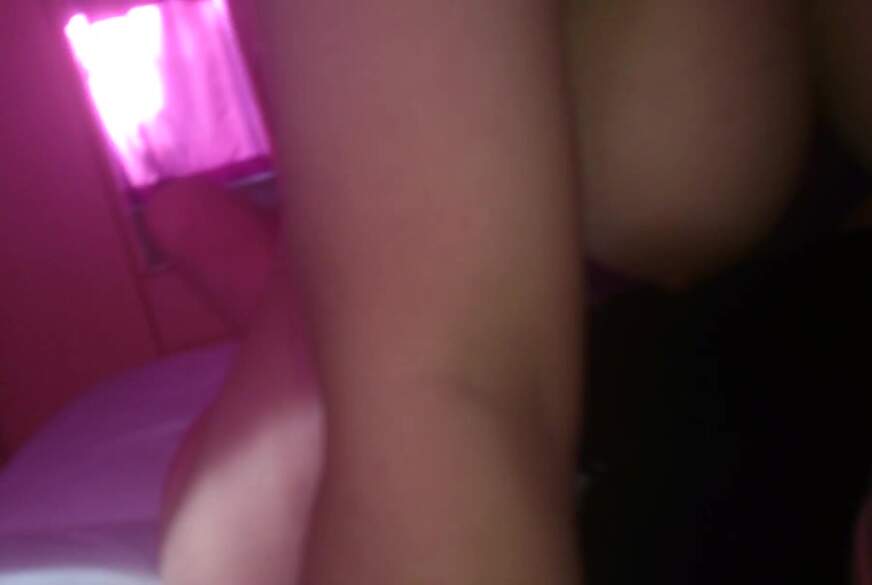 Nylonj***e: Die geile M*********e muss vor der Arbeit g******n werden