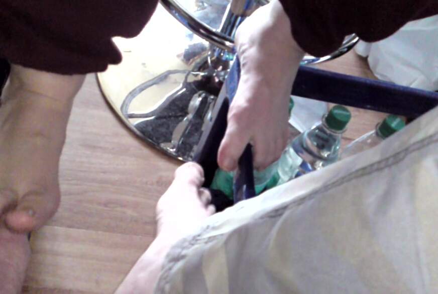 Nylonj***e: Sexy Liebkosungen unserer Füße unter dem Tisch