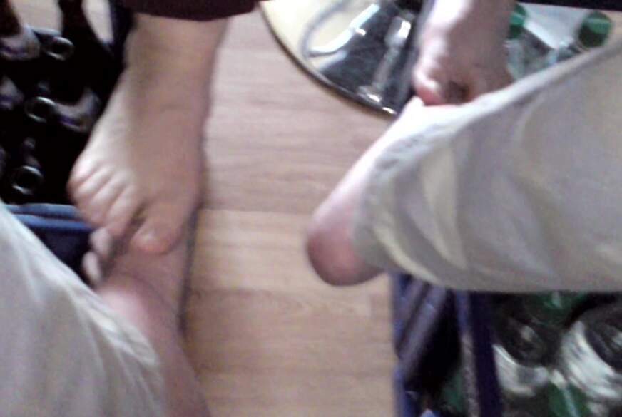 Nylonj***e: Sexy Liebkosungen unserer Füße unter dem Tisch