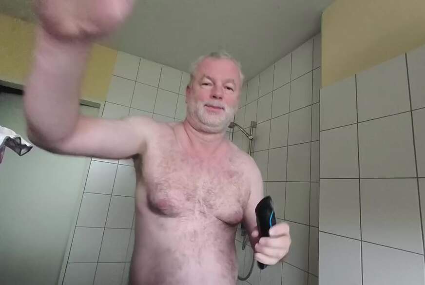 Nylonj***e: Nackter Nylonj***e und der Langhaarschneider