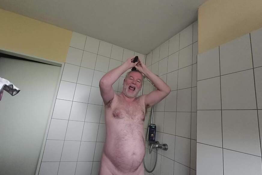 Nylonj***e: Nackter Nylonj***e und der Langhaarschneider