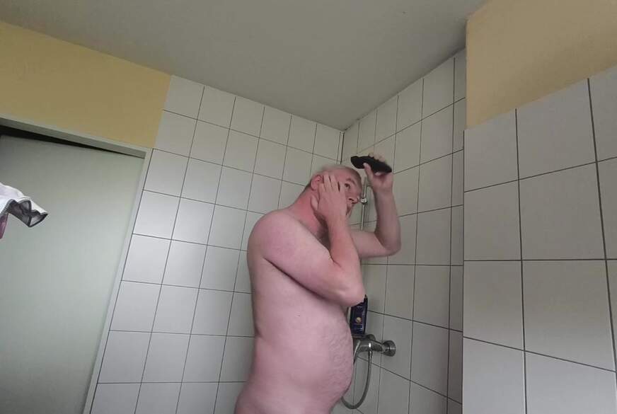 Nylonj***e: Nackter Nylonj***e und der Langhaarschneider