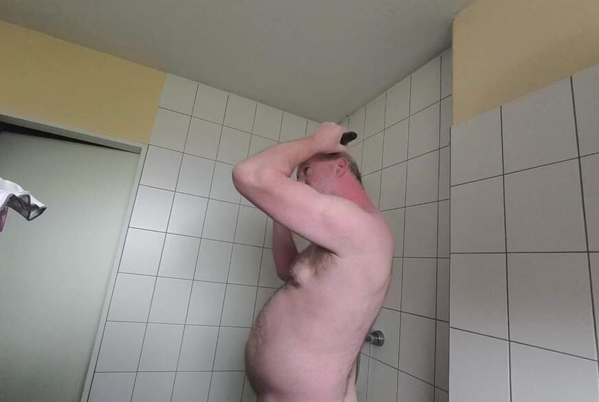 Nylonj***e: Nackter Nylonj***e und der Langhaarschneider