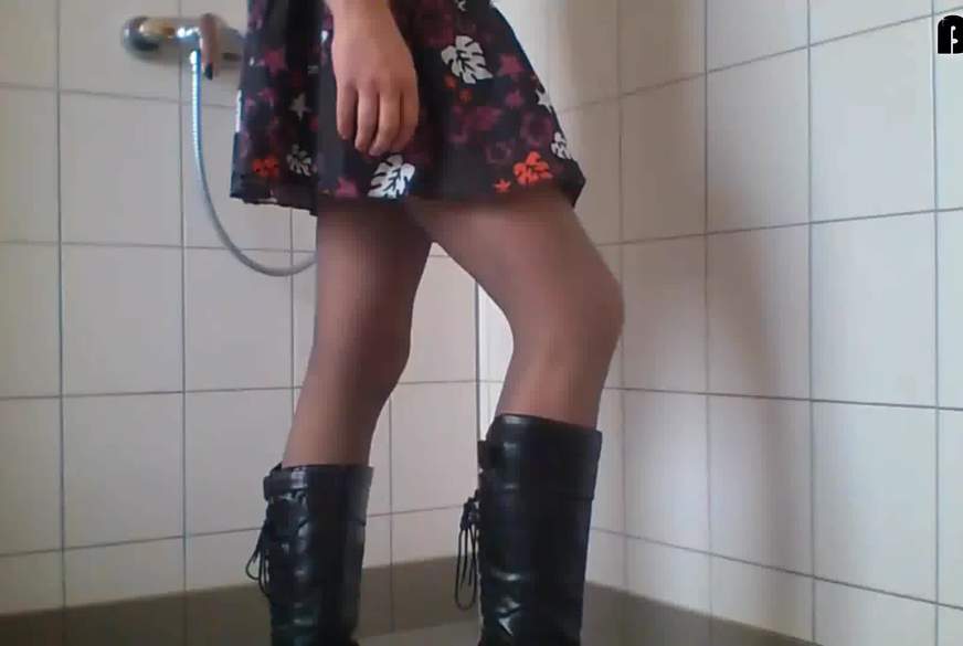 P****n in Mini Rock - FSH und schwarze Stiefel von Nylonj***e pic1