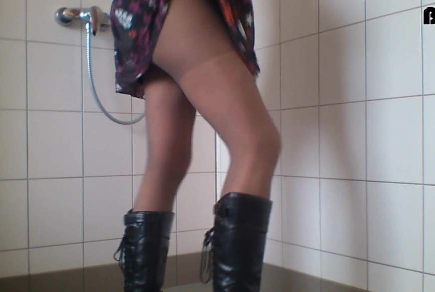 P****n in Mini Rock - FSH und schwarze Stiefel von Nylonj***e pic2