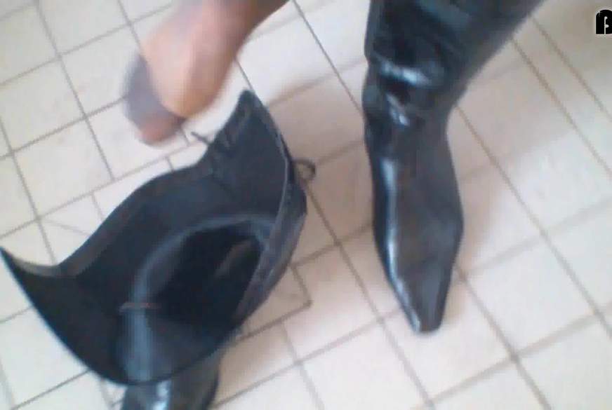 P****n in Mini Rock - FSH und schwarze Stiefel von Nylonj***e pic3