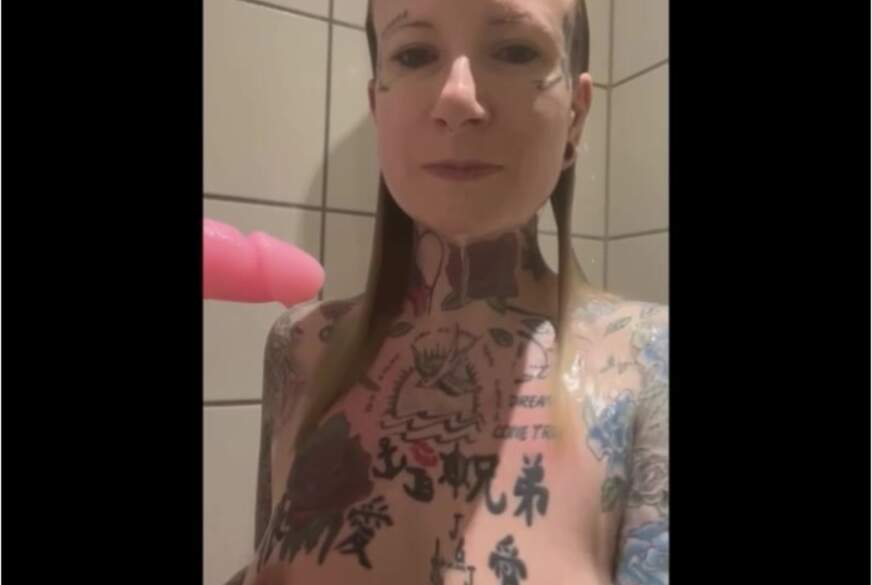 JenniBabe: Solo Spaß unter der Dusche