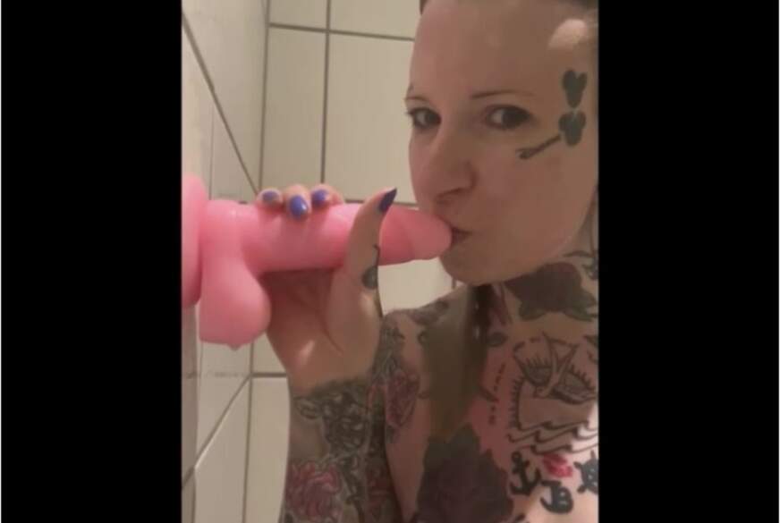 JenniBabe: Solo Spaß unter der Dusche