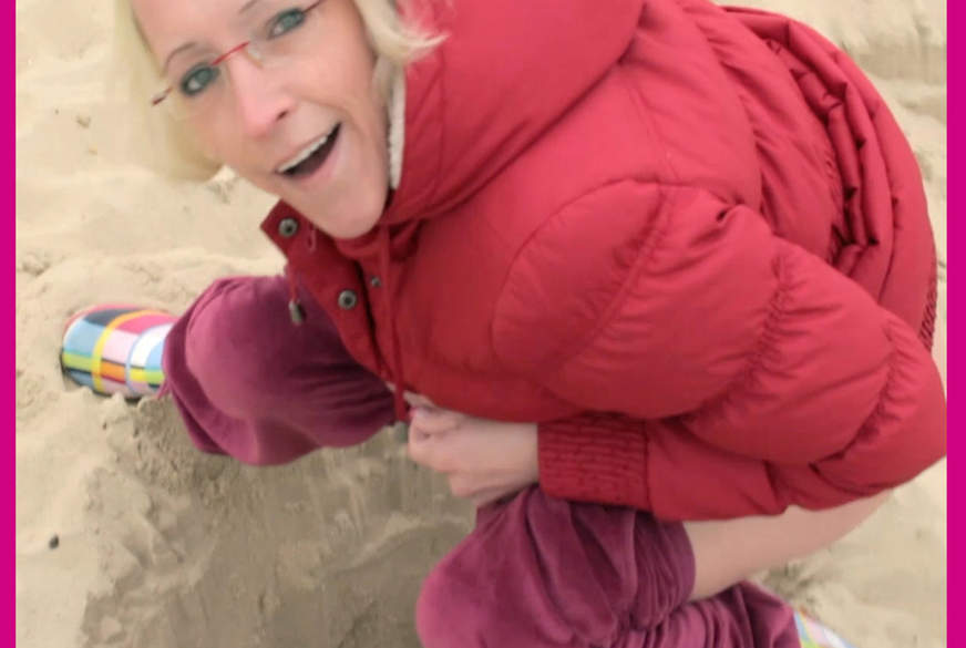 Gbweib: Public in Gummistiefeln am Strand g*****t