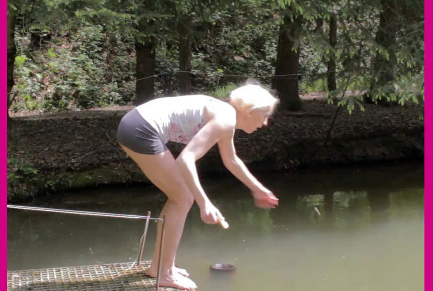 Gbweib: In den Teich gefallen mit Klamotten
