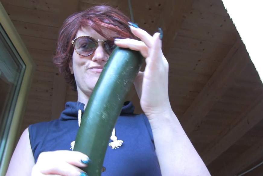 Outdoor - Eine d**ke Zucchini von Popp-Sylvie