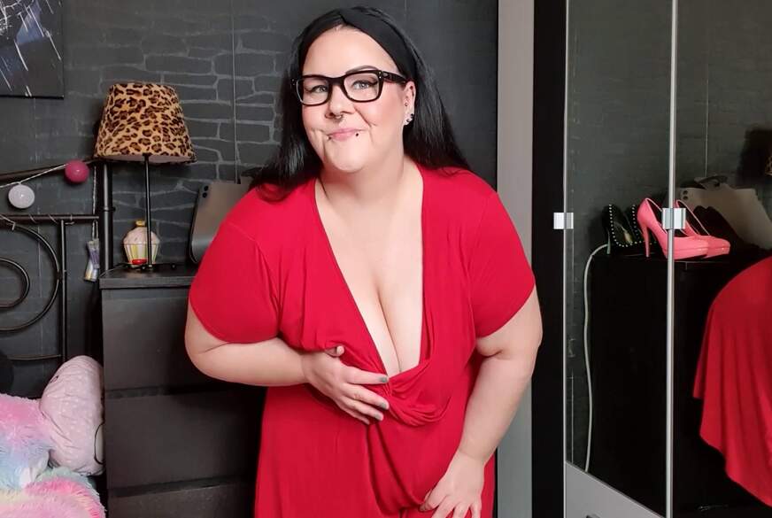 Scharfe-Kitty: Geile S*u im roten Kleid und nichts drunter!