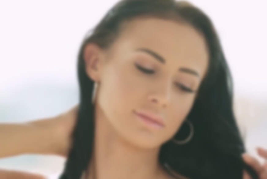 FrecheLippen: Gierige Luxus Frau verschlingt schwarze Riesenmamba!