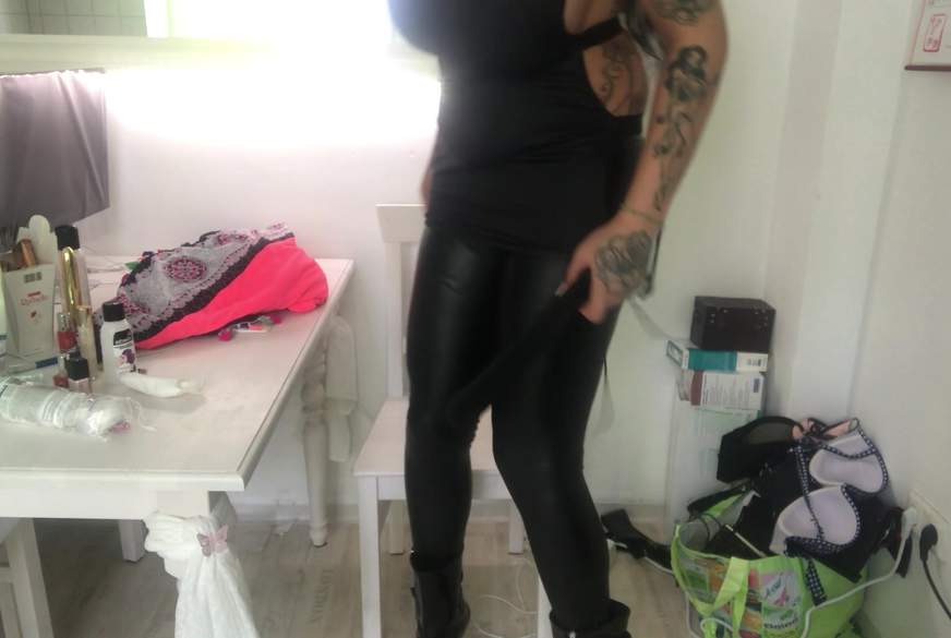 die f***e in schwarze legins und lack Stiefel dirty talk von TS-Amal pic1