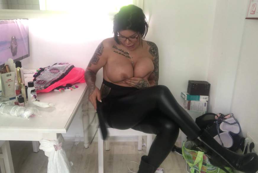 die f***e in schwarze legins und lack Stiefel dirty talk von TS-Amal pic2