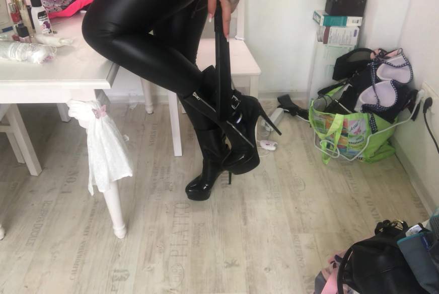 die f***e in schwarze legins und lack Stiefel dirty talk von TS-Amal pic3