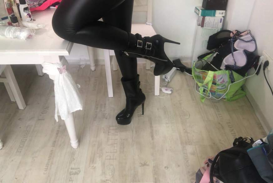 die f***e in schwarze legins und lack Stiefel dirty talk von TS-Amal pic4