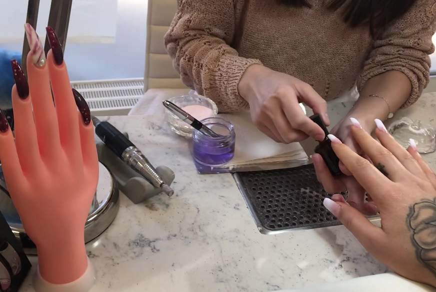 lässt sich die Nägel machen im studio  fetish von TS-Amal pic1