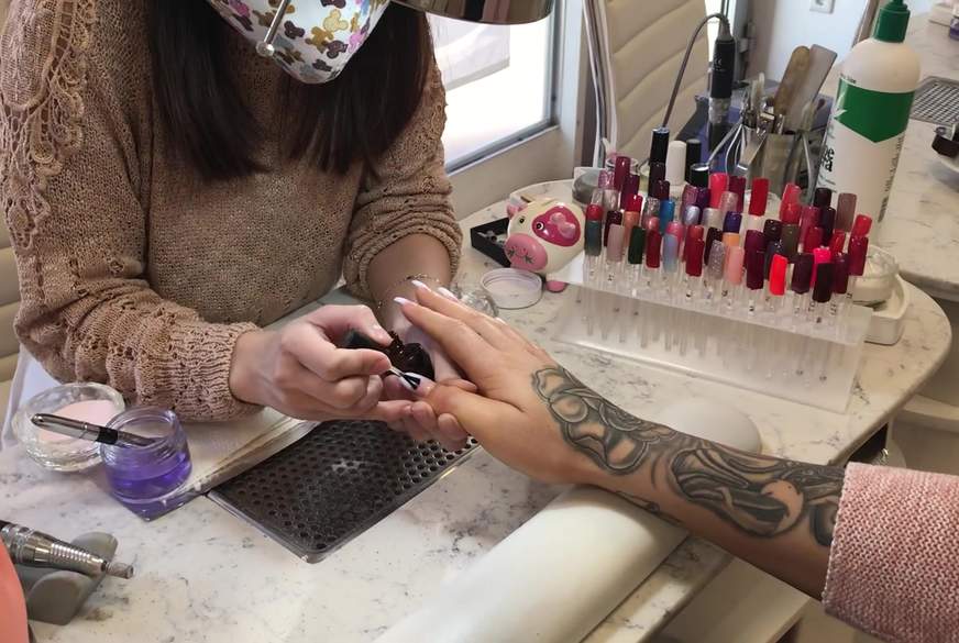 lässt sich die Nägel machen im studio  fetish von TS-Amal pic2