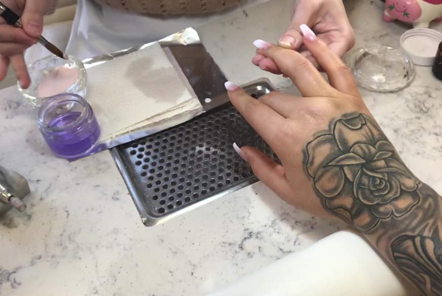 lässt sich die Nägel machen im studio  fetish von TS-Amal pic3