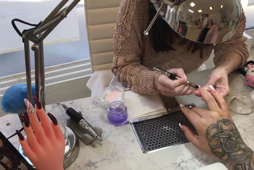 lässt sich die Nägel machen im studio  fetish von TS-Amal pic4