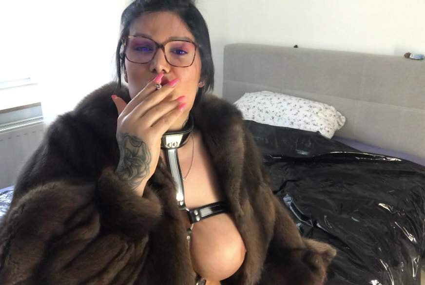 Es wird in Brauner Pelzmantel geraucht von TS-Amal pic3