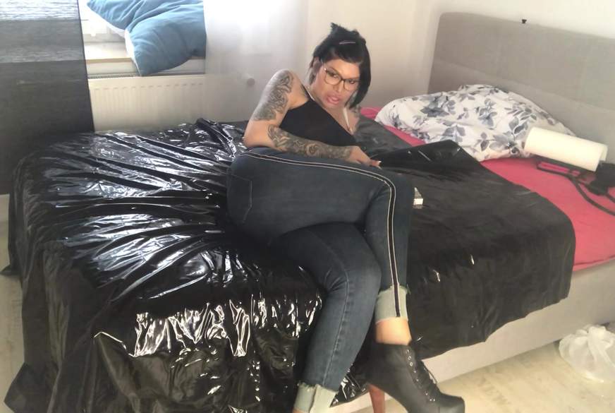 w************g in jeans und heigheels und rauche dabei von TS-Amal pic1