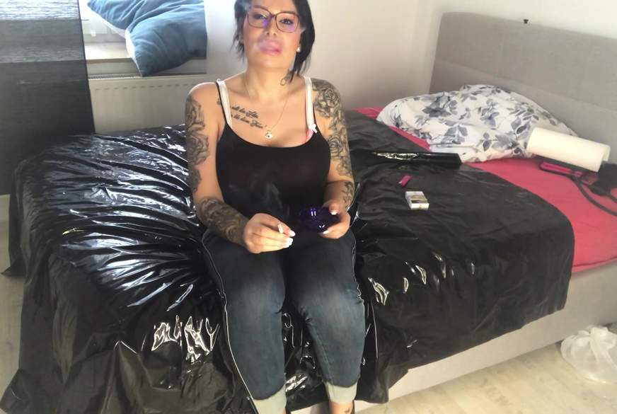 w************g in jeans und heigheels und rauche dabei von TS-Amal pic3