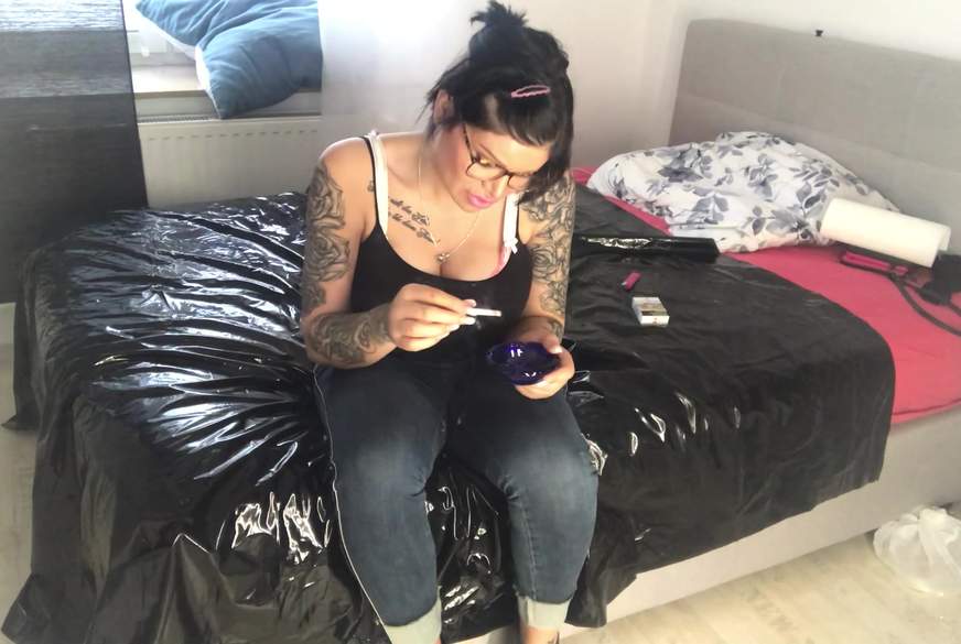 w************g in jeans und heigheels und rauche dabei von TS-Amal pic4