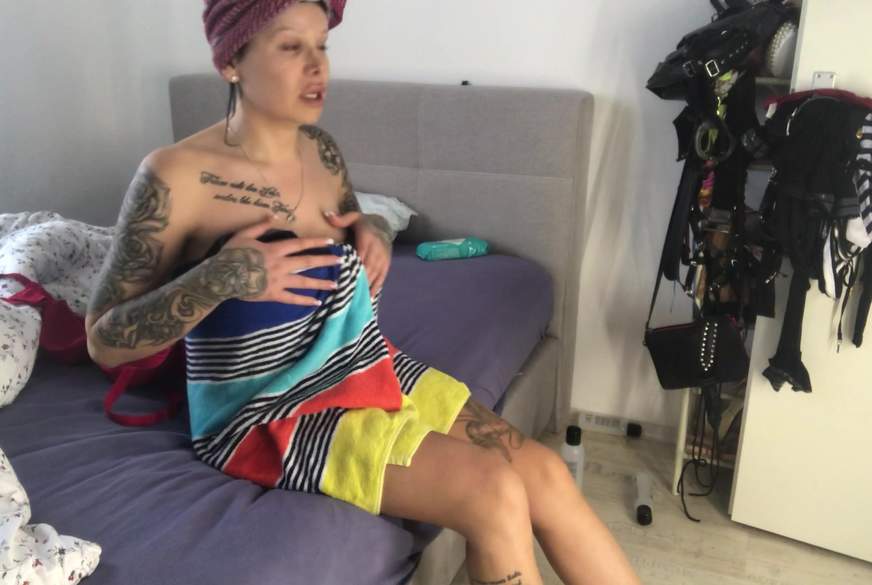 im Badehandtuch ungeschminkt creme mich ein  ganz Körper von TS-Amal