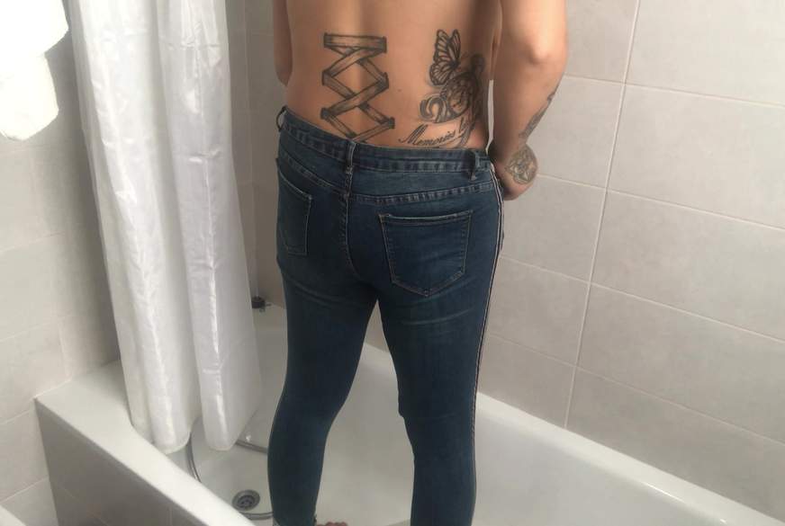 blaue jeanshose p***e es ein im Hotelzimmer von TS-Amal pic1