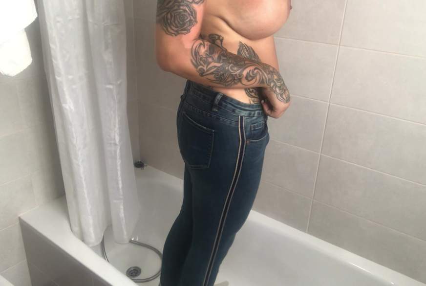 blaue jeanshose p***e es ein im Hotelzimmer von TS-Amal pic2