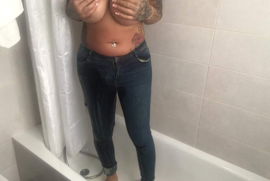 blaue jeanshose p***e es ein im Hotelzimmer von TS-Amal pic3