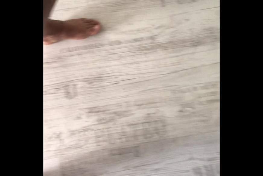 p***e auf dem Boden und ins Eimer und handtusvh von TS-Amal