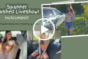 Omg! Wie lange der Typ mich wohl schon während meiner Auto Liveshow beobachtet hat? Seiner Beule in der Hose nach zu urteilen wohl schon eine ganze Weile! Ich hab gerade meine Titten ausgepackt, mir Nippelklammern angelegt und fingere meine nasse Pussy. Bin also schon so richtig in Fahrt.. als es plötzlich an die Scheibe klopft! Fuck!

So oft schon wurde ich von euch gefragt, was ich mache, wenn ich mal während einer Show erwischt werde.. aber das ich so weit gehe und mir von dem Typ einen geilen FACECUMSHOT verpassen lasse, das hätte ich selbst nicht gedacht!