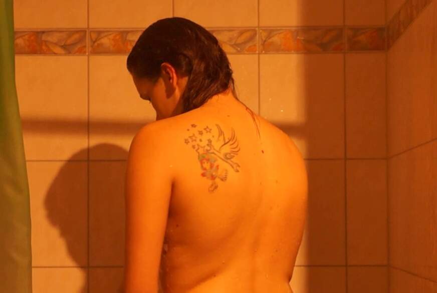 Ayoona: Schau mir beim duschen zu