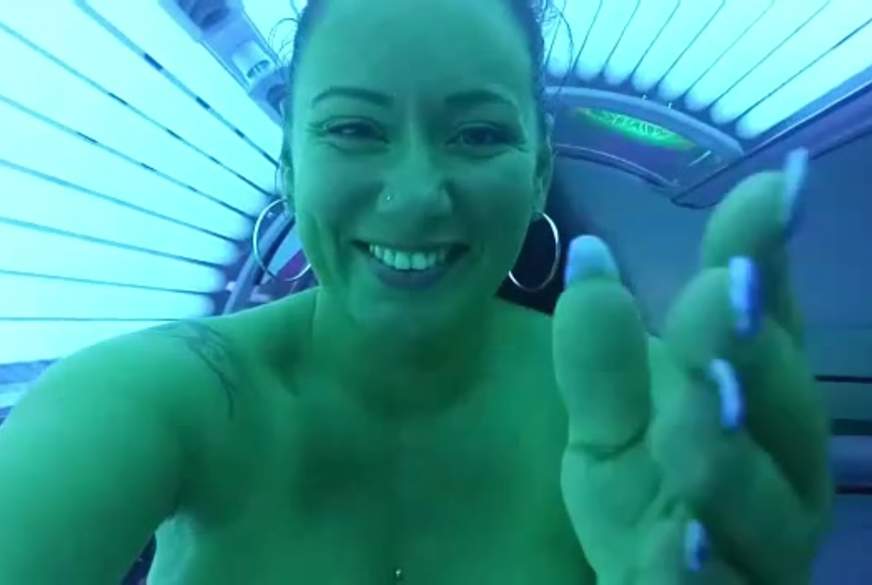 1, NACKTVIDEO! S****t IM SOLARIUM! von Vivien-Molinas