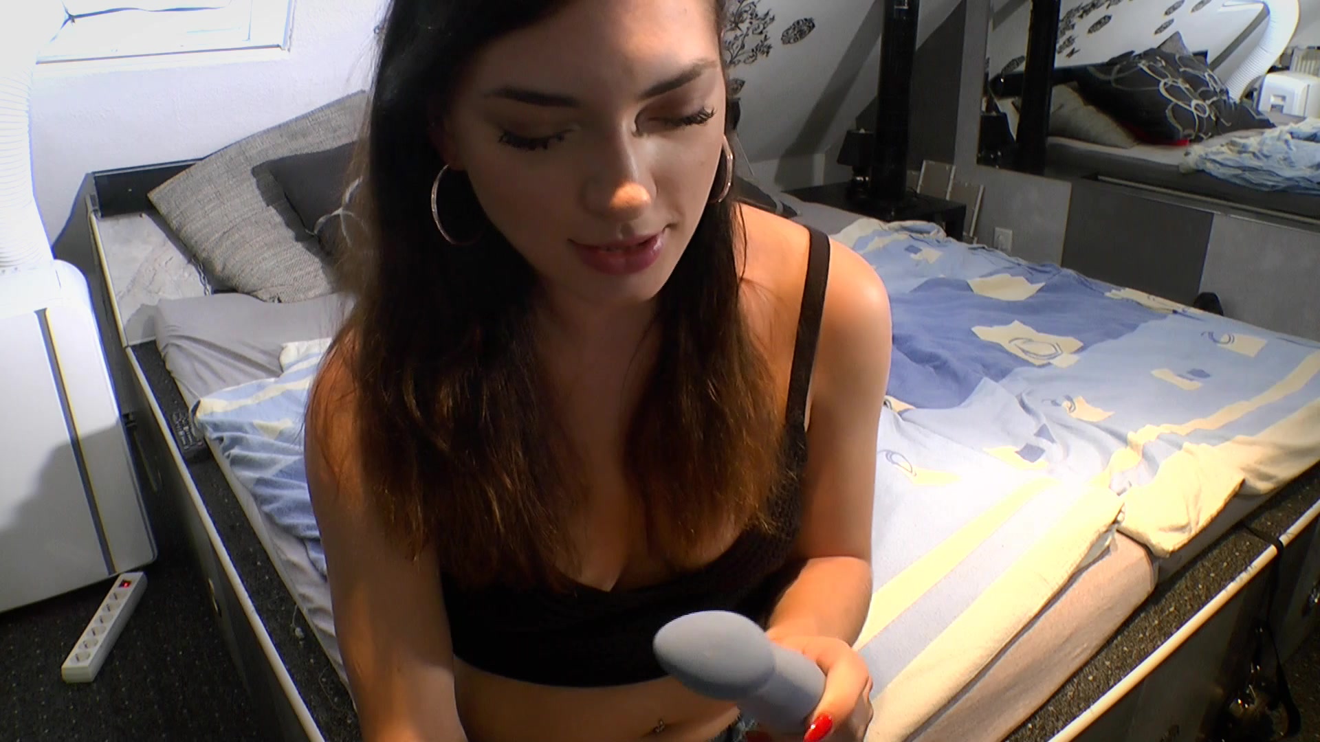 Meine Eltern waren nicht da. Und ich wollte die Gelegenheit nutzen mal wieder ein Video zu machen.  Jedoch habe ich dann im Schlafzimmer meiner Eltern in der Schublade , meiner Mutters dildo gefunden. Ich fand es schon ein bischen sehr pervers den Dildo der eigenen Mutter zu benutzen. Dann noch ungewaschen und ein Video zu machen. Aber irgendwie hat mich genau das angemacht. Und ihr könnt sehen wie nass das gute Stück danach war :-)