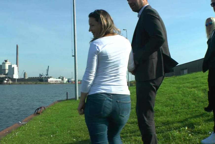 Lisa-X-Lips: Öffentlich g******n. Passant macht spontan mit