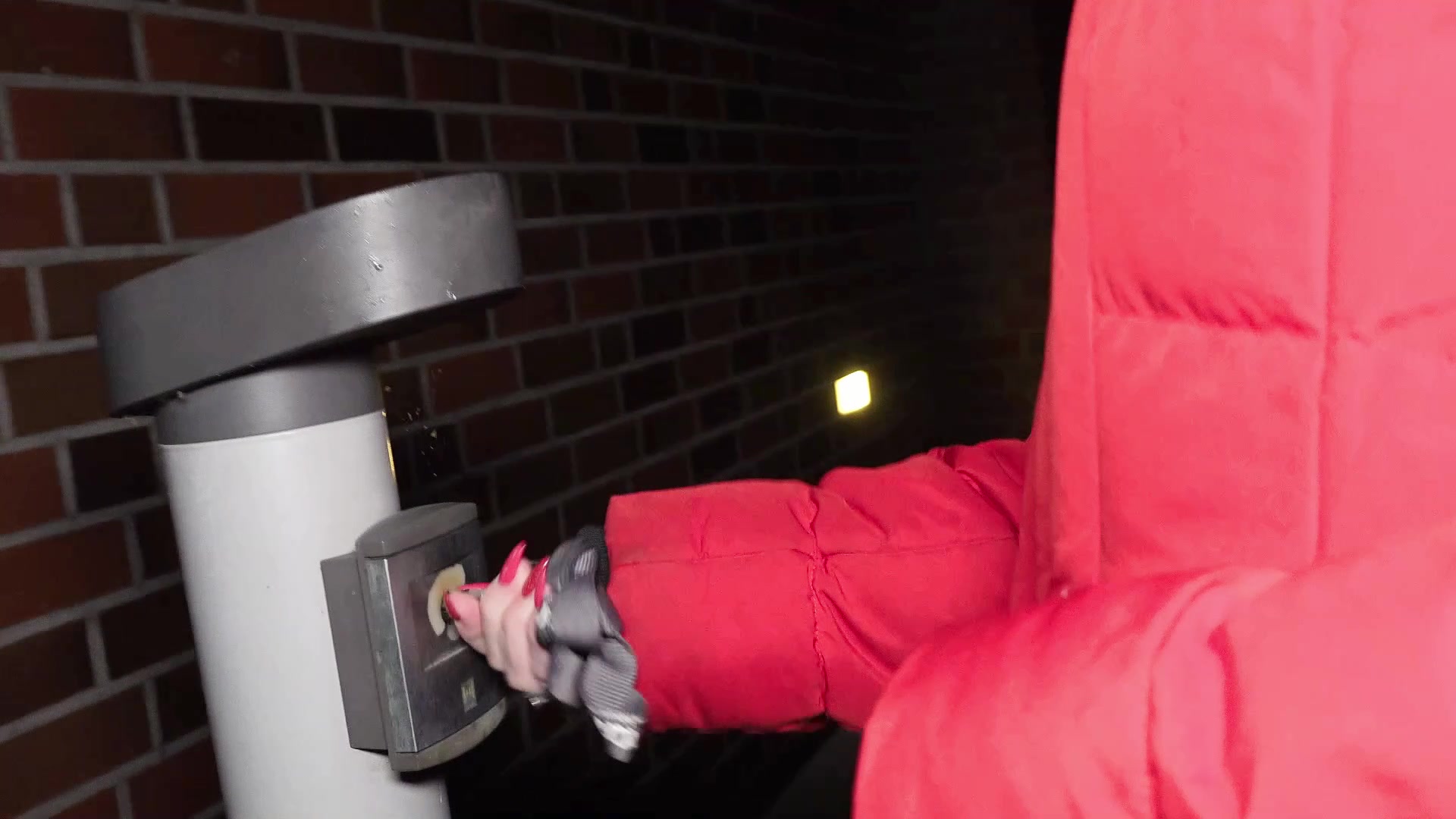 Nach der Disco habe ich einen netten geilen Mann abgeschleppt. wir waren beide sehr geil, daher sind wir zu mir in die Tiefgarage und haben zwischen den Autos ein Ohne Gummi Quicky gemacht. Natürlich mit komplett runterschlucken, so wie es sich gehört :-)