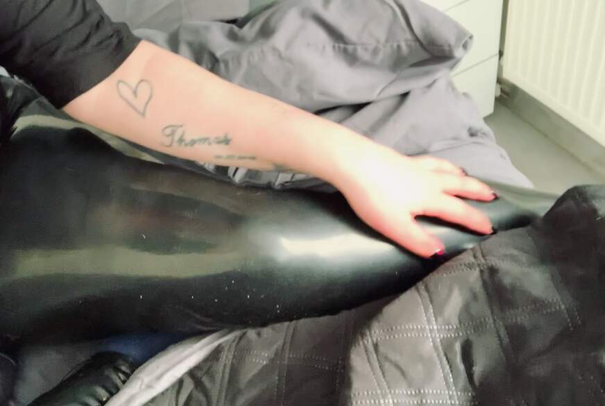 D********t in Latex Leggings von Phia pic2