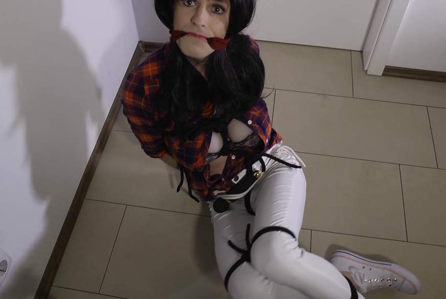Trans-Girl tied up with a vibrating toy to c*m von TV_Helena_Kimberly