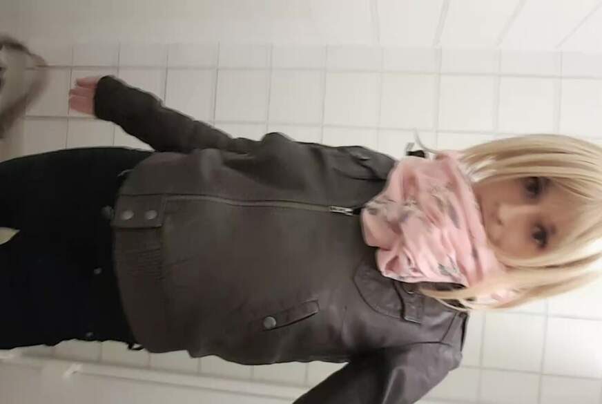 Auf der Damentoilette im Stehen gepinkelt von TV_Helena_Kimberly