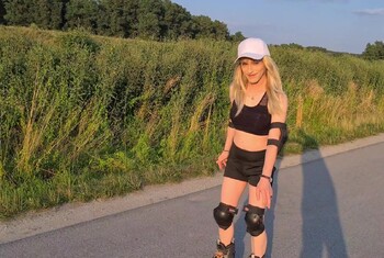 Sexy Rollergirl! Nach dem Skaten mit dem F****r d**********t!!