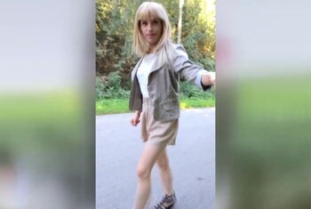 Der Tranny-s*****z muss an die frische Luft! Outdoor voll meine Füße a*******t!