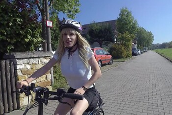 Die geile Radtour! Beim radeln mit Dildo im A***h auf geilen F**k vorbereitet!!