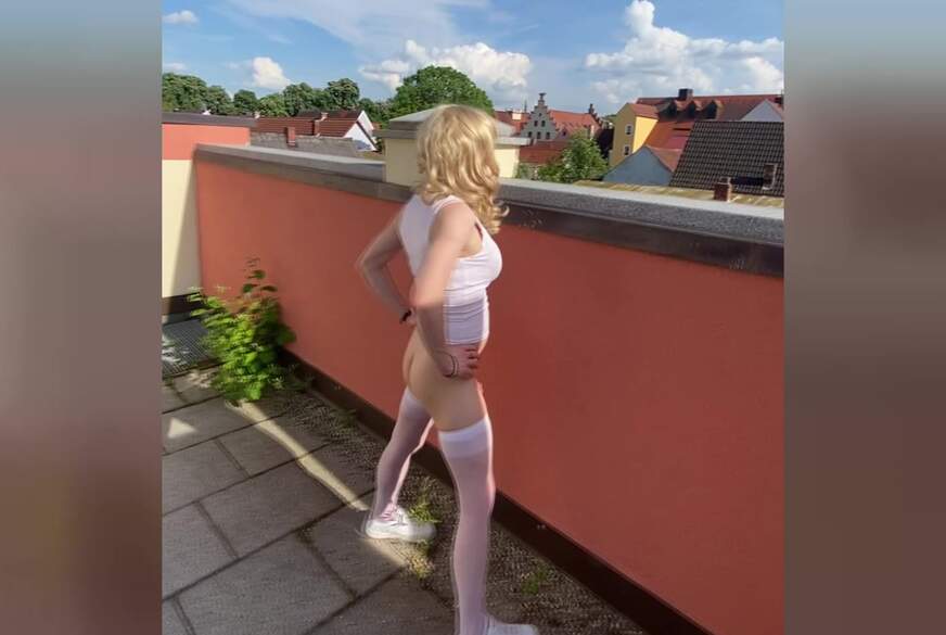 Unten ohne auf der Dachterasse! Da wird dem Kerl voll in den Mund g*****t!! von TV_Helena_Kimberly