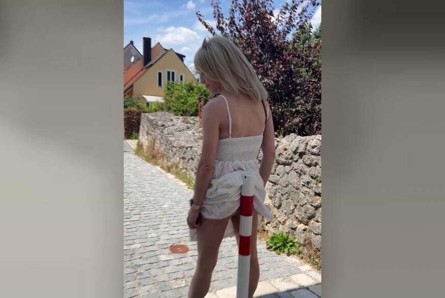 TV_Helena_Kimberly: Unten ohne unterm Sommerkleidchen! Schamloses Public W*****n in der Stadt!